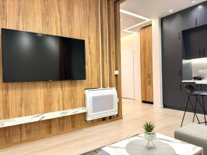 Televisyen dan/atau pusat hiburan di Eka Luxury City Center Apartments