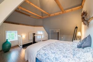 ein Schlafzimmer mit einem großen Bett in einem Zimmer in der Unterkunft Torenhuis Medemblik in Medemblik