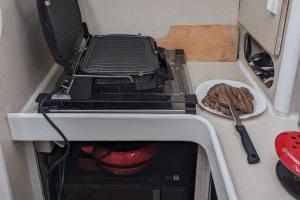 einem Grill auf einem Herd mit einem Teller Essen in der Unterkunft Yellow - Escapade à Hendaye in Hendaye