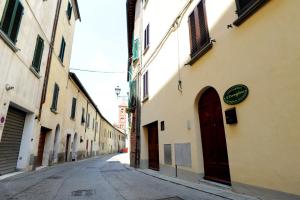 una calle vacía en un callejón con edificios en Il Dormiglione, en Foiano della Chiana