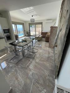 a living room with a table and a couch at Villa Buddha in Syvota