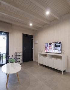 - un salon avec une télévision et une table dans l'établissement Casas Guemon, à Zahora