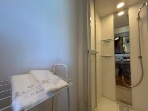 um quarto de hospital com uma cama ao lado de um chuveiro em hanare 6tsuki - Vacation STAY 10034v 