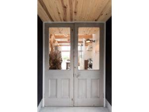 uma porta branca num quarto com tecto em hanare 6tsuki - Vacation STAY 10034v 