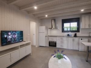 cocina con TV y mesa en una habitación en Casas Guemon en Zahora