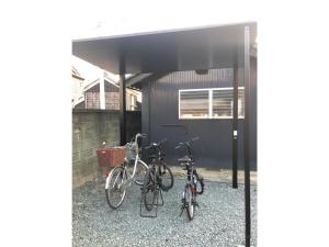 grupa rowerów zaparkowanych obok budynku w obiekcie hanare 6tsuki - Vacation STAY 10034v 