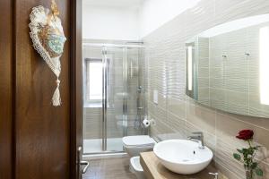 ポンペイにあるB&B VESUVIAN STONEのバスルーム(洗面台、トイレ、鏡付)