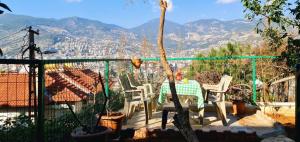 d'un balcon avec une table et des chaises offrant une vue sur la ville. dans l'établissement VillaSun Kleopatra, à Alanya