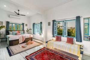 1 Schlafzimmer mit 2 Betten und einem Fenster in der Unterkunft Thaharo 2 BHK Luxurious Villa in Udaipur in Thūr