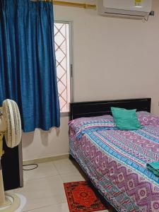 1 dormitorio con cama y ventana en Casa Bellavista Barranquilla, en Barranquilla