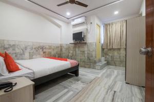 um quarto com uma cama e uma televisão na parede em Hotel Holiday Rani Gunj Opp Punjab national bank em Secunderābād