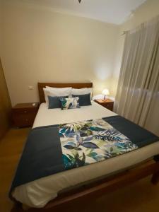 una camera da letto con un grande letto con un copriletto sopra di Casa de Pichoses a Geres