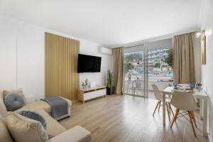 una sala de estar con un sofá y una mesa en Peggy´s Home, en San Miguel de Abona