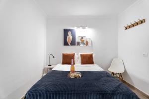 Un dormitorio con una cama con una botella. en Peggy´s Home, en San Miguel de Abona 24 fotos más