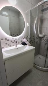 a bathroom with a sink and a shower with a mirror at FUENGIROLA CENTRO in Fuengirola