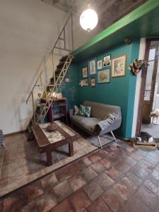 sala de estar con sofá y escalera en La Risa de la Medusa en Buenos Aires