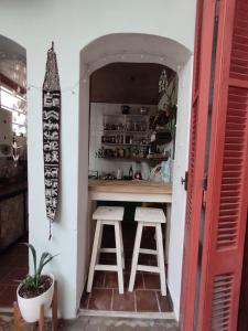una pequeña cocina con 2 taburetes y una barra en La Risa de la Medusa en Buenos Aires