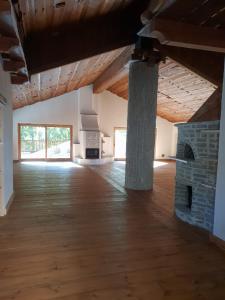 ein leeres Zimmer mit einem Steinkamin in einem Haus in der Unterkunft Villaggio Borgomaira La Ginestra 