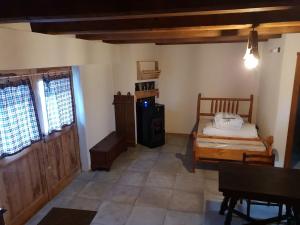 Zimmer mit einem Bett und einem Schreibtisch. in der Unterkunft Villaggio Borgomaira La Ginestra 