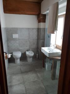 ein Bad mit einem WC und einem Waschbecken in der Unterkunft Villaggio Borgomaira La Ginestra 