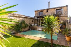 een huis met een zwembad in de tuin bij Santal : maison avec piscine entre terre et mer in Saint-Pargoire