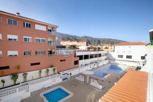- une vue sur un bâtiment avec piscine dans l'établissement Atlantic Blue Dream Caletillas, à Araya