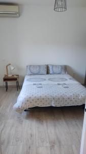 Кровать или кровати в номере Maison bord de rivière
