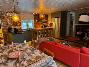 ein Wohnzimmer mit einem roten Sofa und einem Tisch mit Kerzen in der Unterkunft Stunning6B2B views,jacuzzi,sauna 