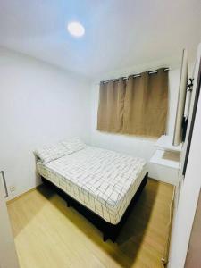 a small bedroom with a bed and a window at Aeroporto de Guarulhos 1 in Guarulhos