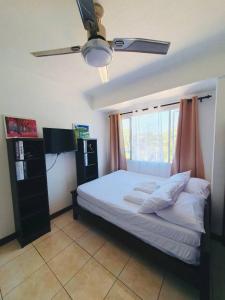 Cama ou camas em um quarto em BAGUIO ALBERGO HOTEL CONDO TRANSIENT by DEI GRATIA