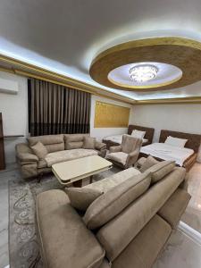 ein Wohnzimmer mit einem Sofa und einem Tisch in der Unterkunft Hotel Premium in Pristina