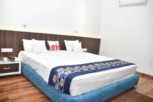 Hotel Shivlok International By BookingCare في Satna: غرفة نوم بسرير كبير في غرفة