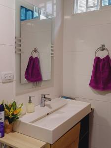 a bathroom with a white sink and a mirror at Casa Bellavista Barranquilla in Barranquilla