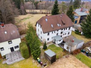 - une vue aérienne sur une grande maison blanche avec une cour dans l'établissement Buchhaus Vier - Mittelgeschoss, à Kirchenlamitz