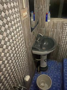 y baño con lavabo y aseo. en kashmir holidays homestay, en Srinagar