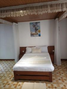 - une chambre avec un lit dans l'établissement Deep Sea Resort, à Kitale