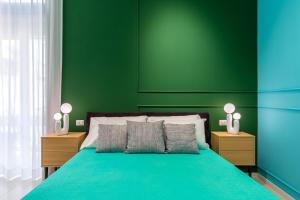 1 dormitorio verde con 1 cama con 2 mesitas de noche en Januarius Domus en Nápoles
