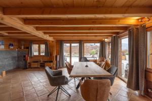 uma sala de jantar com uma mesa de madeira e cadeiras em Chalet Hygge avec piscine em Saint-Gervais-les-Bains