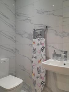 A bathroom at JJ Serviced Apartment - Close to Tube Station & Near Central London & Wembley