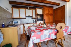 una cocina con mesa y mantel. en Le Refuge des Merelles. (accepte les animaux), en Lapoutroie