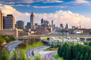 uma vista para o horizonte da cidade com uma auto-estrada em Downtown Oasis - Location - Comfort - Style em Atlanta