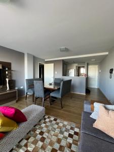 ein Wohnzimmer mit Sofa und Tisch in der Unterkunft Departamento puerto Santa Fe in Santa Fe