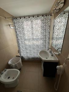 ein Badezimmer mit Waschbecken, Toilette und Dusche in der Unterkunft Departamento puerto Santa Fe in Santa Fe