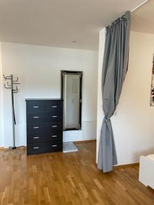 salon z komodą i lustrem w obiekcie Appartement Emat 13 w mieście Telfs