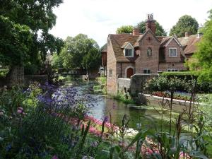 a garden with a pond in front of a house at City Centre 3-Bed Townhouse - 500m from Cathedral - Ideal for Families - Sleeps 6 in Canterbury