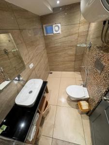 A bathroom at De Elaaf The Luxury Stay