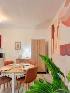 ein Esszimmer mit einem Tisch und Stühlen in der Unterkunft Chez Augustin T2 cosy in Montauban