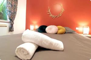 Una cama con un montón de toallas. en Chez Augustin T2 cosy, en Montauban