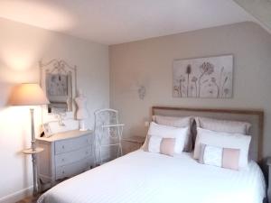 a bedroom with a white bed and a white dresser at Couleurs du temps - pres Giverny in Limetz