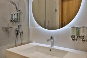 Hampton by Hilton Sharma NEOM Community 1的一间浴室